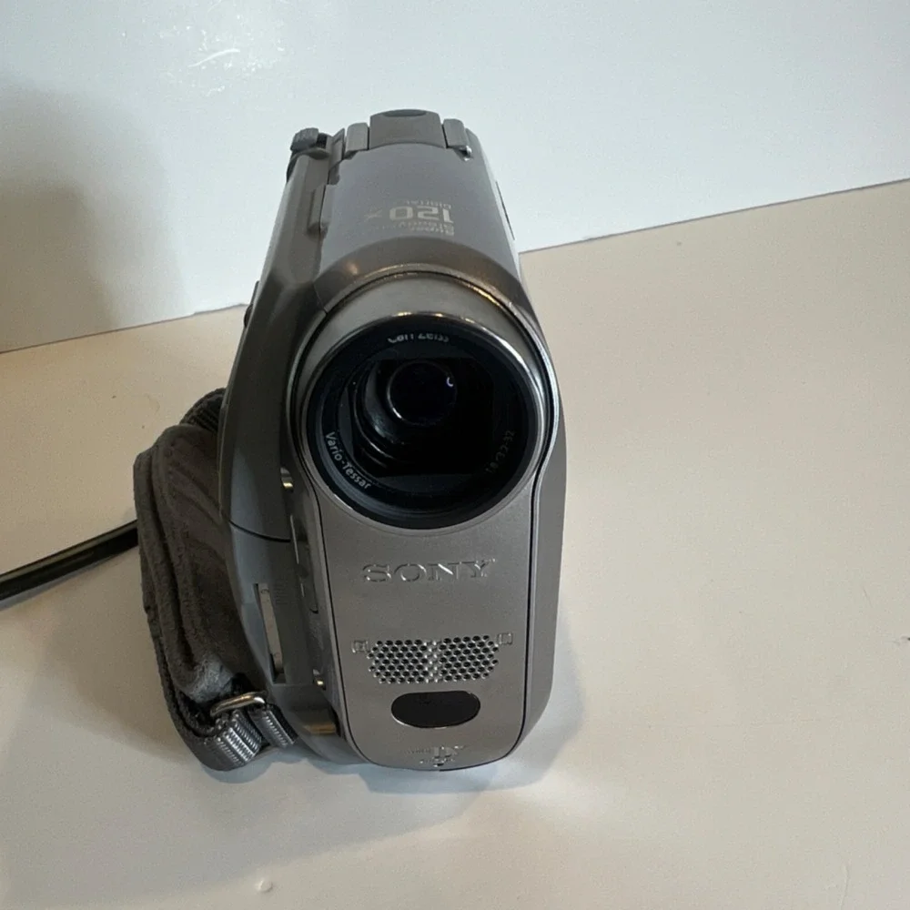 Sony Handycam DCR-HC40 MiniDV Silver 12x Zoom NightShot+ Case AC Adapter